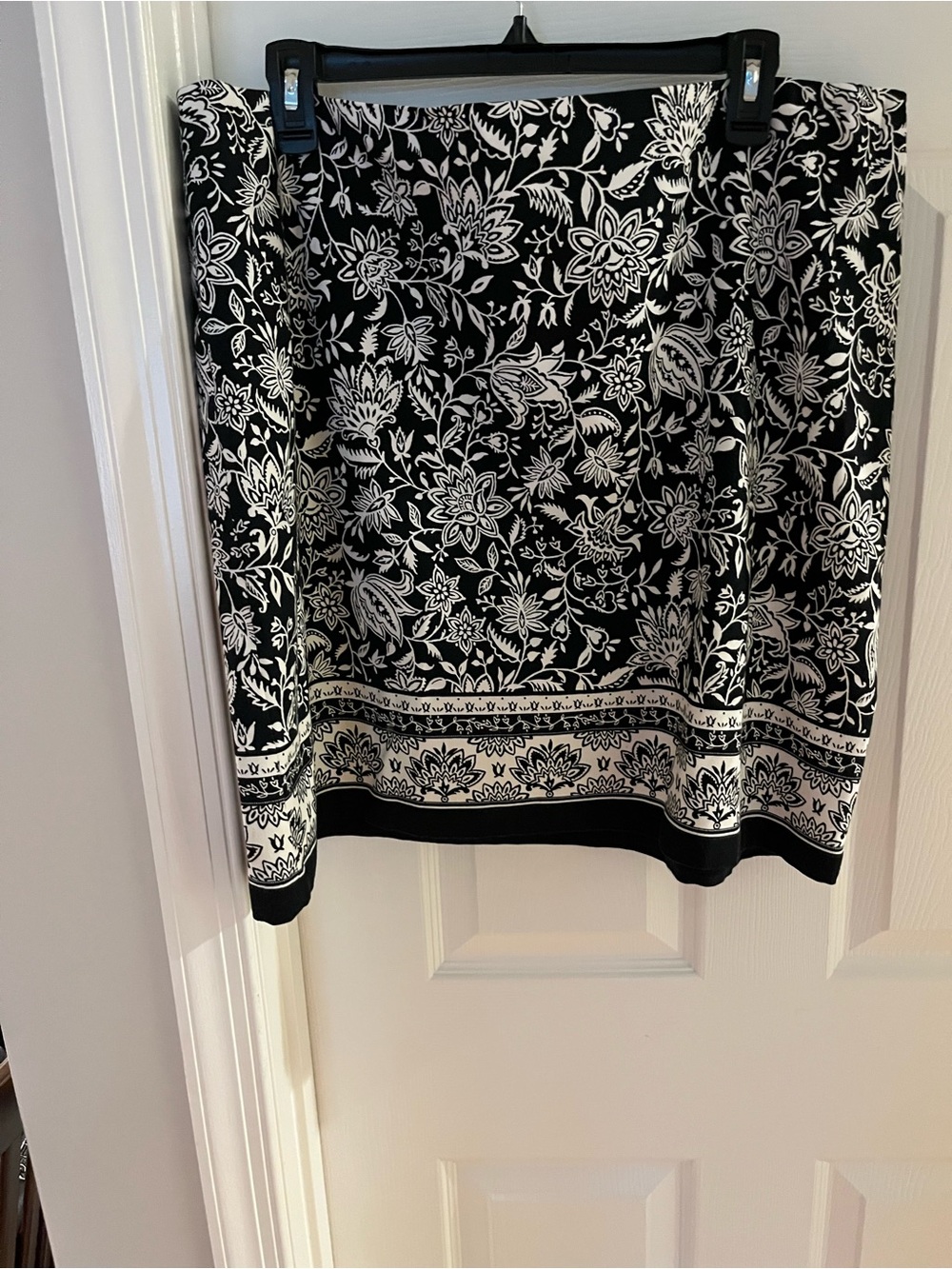 Talbots Black & White Floral Border Print Skirt